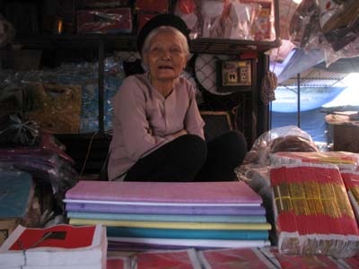 Hàng trăm tiểu thương hoang mang vì tin chợ bị bán - 2 Hàng trăm tiểu thương hoang mang vì tin chợ bị bán - 2